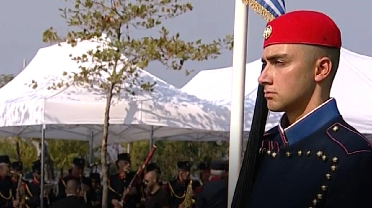 Παρέλαση Θεσσαλονίκης: Ο Εύζωνας με το αγέρωχο και γεμάτο περηφάνια βλέμμα… (εικόνες)